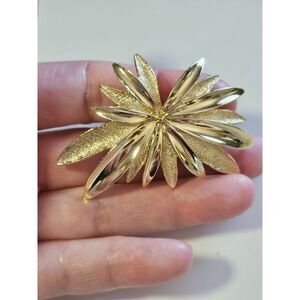 **Sale** Sarah Coventry gold tone flower brooch